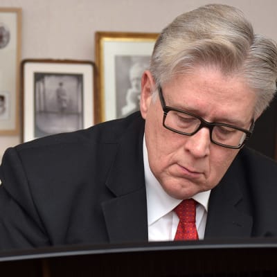 Erkki Korhonen soittaa pianoa