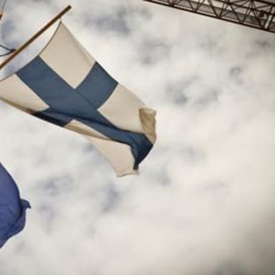 Bild på samiska och finska flaggan.