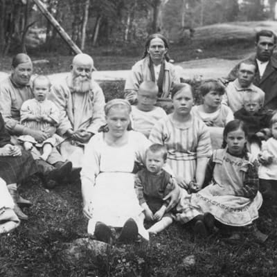 På 1920-talet placerades ryska flyktingar i läger bland annat i Kyminlinna. Läger fanns också i Uleåborg, Maikkula och Lieksa.