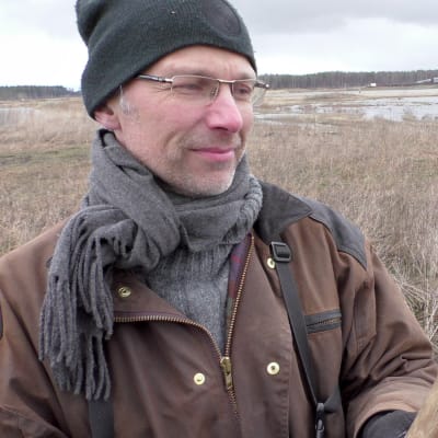 Kanta-Hämeen lintutieteellisen yhdistyksen puheenjohtaja Juhani Kairamo esittelee puista keppiä.