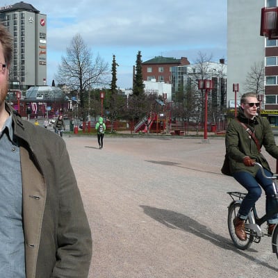 Pyöräilyä tutkinut Kalle Vaismaa pyöräilijä taustallaan