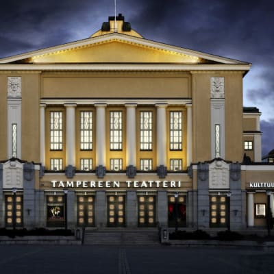Tampereen teatteri iltavalaistuksessaan