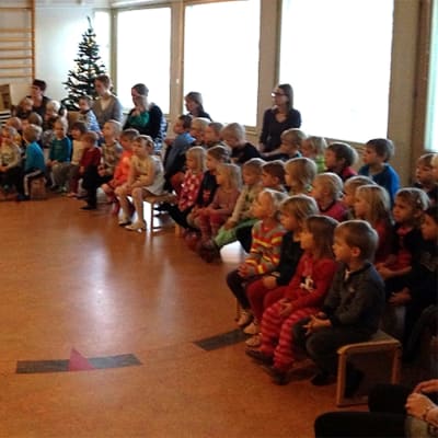Lucia-kulkue esiintyy päiväkotilapsille.