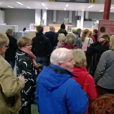 Yleisö jonottaa lippuja Vapriikin näyttelyyn