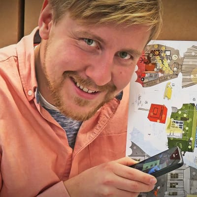 Staffan Gräsbeck skannar av BUU-klubbens julkalender med Yle Ar appen.