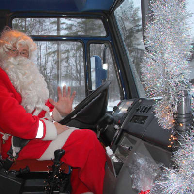 Joensuulainen Juuso-joulupukki bussissa. 