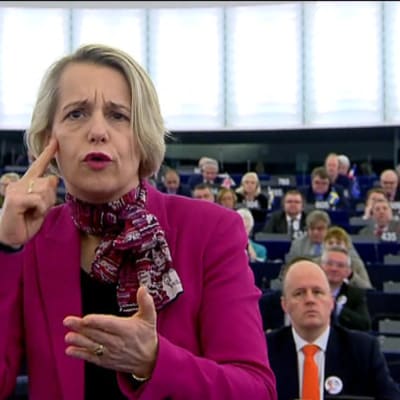Helga Stevens lähikuvassa pitämässä viittomakielistä puhetta Euroopan parlamentissa. 