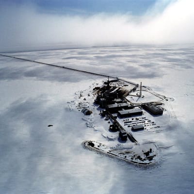 Öljykenttä Alaskassa nähtynä ilmasta.
