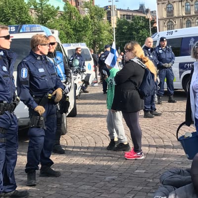 Polisen driver bort demonstranterna i Suomi Ensin-lägret. Järnvägstorget i Helsingfors, 26.6 2017.