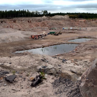 Työkoneita Kempeleen Linnakankaan avolouhoksella, jonne tulee taidenäyttely.