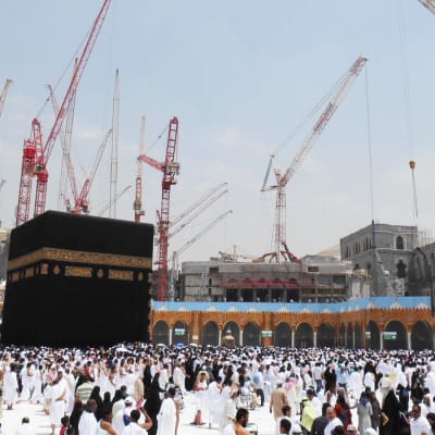 Islamin pyhin paikka Kaaba rakennustyömaiden ympäröimänä.