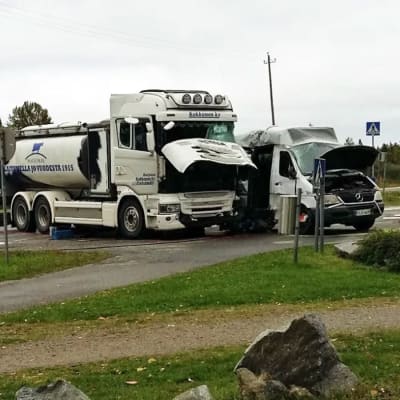 Mjölkbil krockade med skolbil i Suonenjoki.  