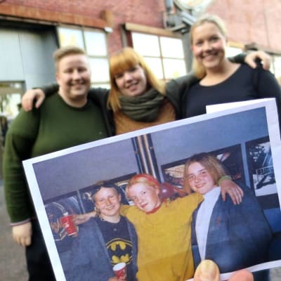 Virgofanit Liisa Mäkisalo, Veera Kiretti ja Laura Valkiala Rollikkahallin pihassa vanhan valokuvan kanssa