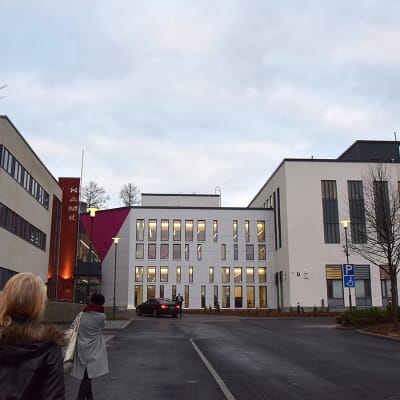 Hämeen ammattikorkeakoulun rakennus ulkoa Visamäessä.