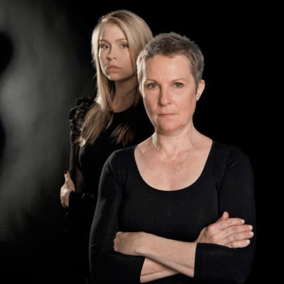 Kuvassa Puhdistus-kuunnelman näyttelijät vas.-oik.: Zara (Essi Hellén) ja Aliide Truu (Tiina Weckström)