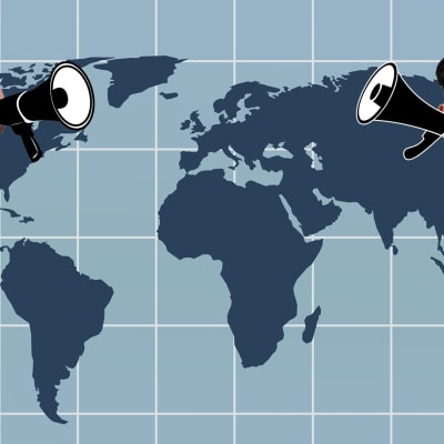 Bildcollage där Donald Trump och Kim Jong-un ropar till varandra med megafon över världskartan.