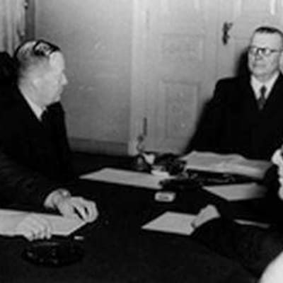Hallitus päättämässä YYA-neuvotteluista 1948.