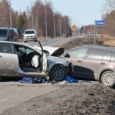 Kolaroineita autoja Hailuodontiellä Oulunsalossa.