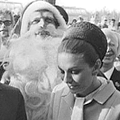 Reza Pahlavi ja Farah joulupukin kanssa kuvassa