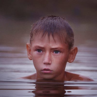Kymmenvuotias Oleg ja hänen isoäitinsä ovat jääneet pikkukylään Itä-Ukrainaan sodan jalkoihin.