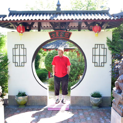 Hämeestä löytyvät kiinalaisen puutarhan kuuportti, jonka suuaukossa seisoo mies