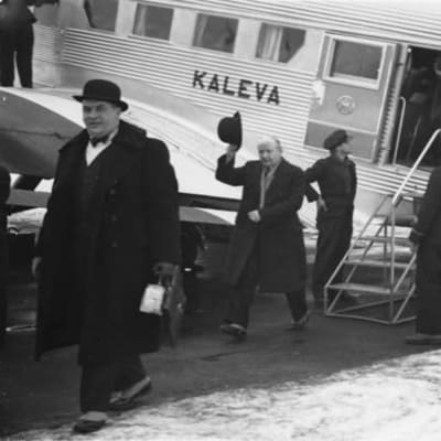 Passagerare från Aero Oy:n Junkers Ju 52/3m "Kaleva" (OH-ALL) på Helsingfors flygfält. Till vänster på vänstra vingen startchefen som diskuterar med piloterna i cockpiten