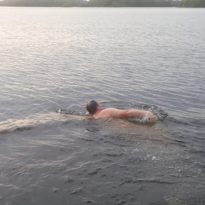 Mies ui vedessä