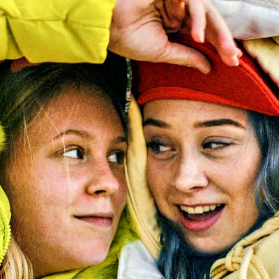 Lovleg-sarjan hahmot Gunnhild (Kristine Ryssdalsnes Horvli) ja Sara (Silje Holm Carlsen).