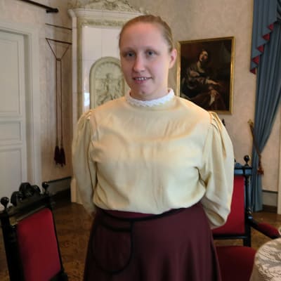 Nuori nainen vanhassa talossa