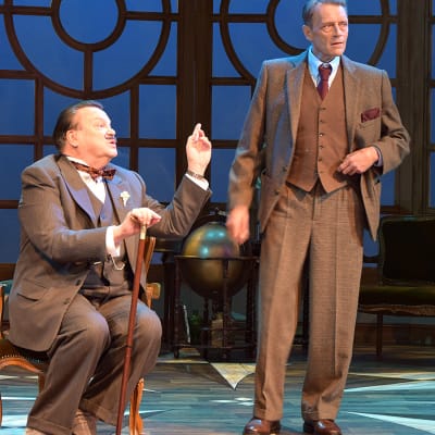 Poirot ja Hastings teatterin näytelmässä