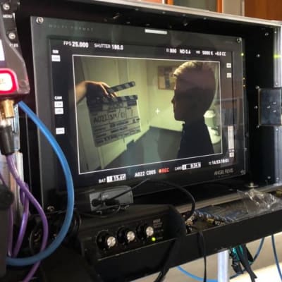tv-serie utrustning, skärm, kablar, studiomiljö