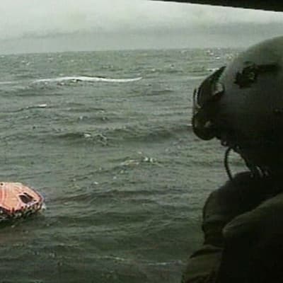 Pelastuslautta meressä helikopterista kuvattuna.