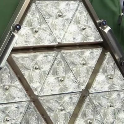 Kristallkula som ska hissa upp i skyskrapa i New York.