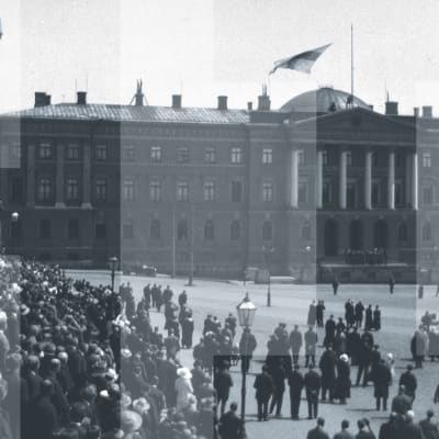 Suomen lippu nostetaan salkoon Senaatintalon katolle. Siniristilippu julistettiin Suomen lipuksi 29.5.1918.