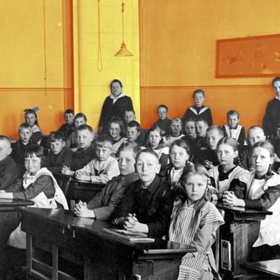 En skolklass fotograferad 1921. Eleverna sitter i sina pulpeter.