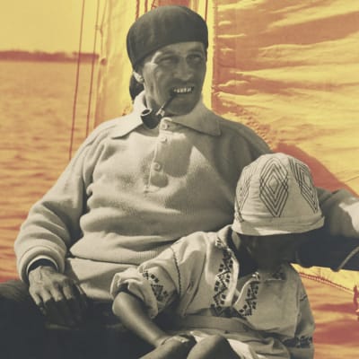 En man och ett barn ombord på en segelbåt.