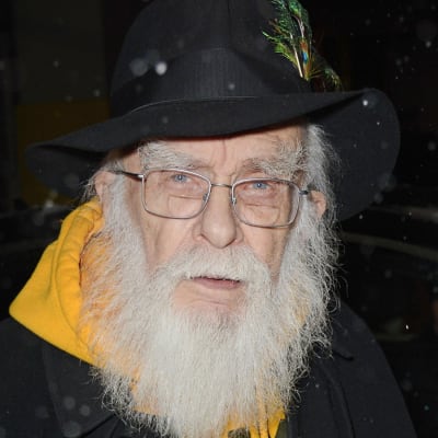 Kuvassa on taikuri James Randi.