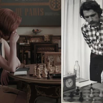 Tvådelad bild. På ena sidan en ung kvinna som tittar på ett schackbräde. På andra sidan en svartvit bild av en ung kvinna som spelar schack. En man står bakom henne och tittar på.