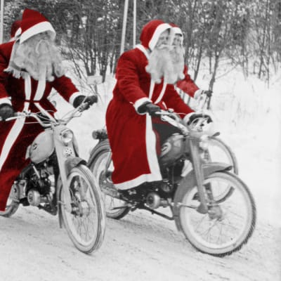 Jultomtar åker på Solifer mopeder.