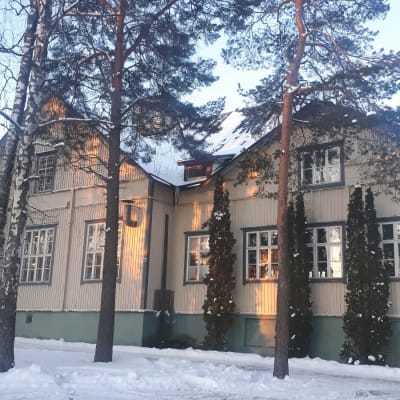 Karhulan vanha puukoulu