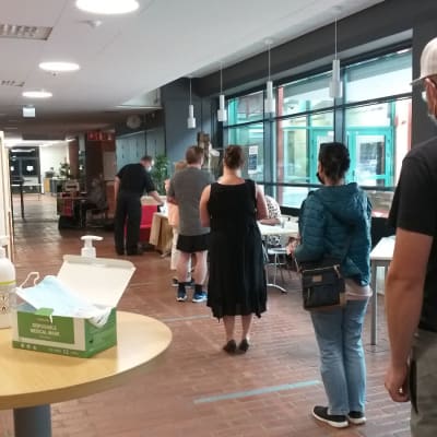 Ihmisiä jonottaa vaalipaikalle Kankaanpäässä