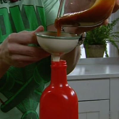 Paul häller upp hemgjord ketchup på flaska