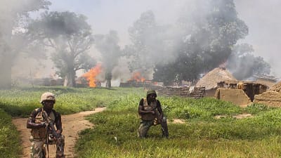 Nigerianska soldater attackerar Boko Harams läger i Borno.