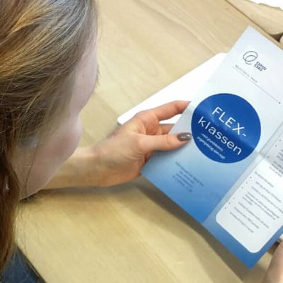 En flicka bläddrar i en broschyr om flexklassen.