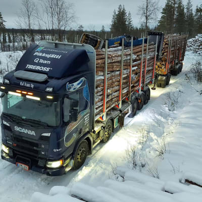Metsähallituksen kokeiluluvan saanut ajoneuvoyhdistelmä "Pikkujätti"