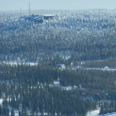Pikku-Syötteen rakennuksia Iso-Syötteltä kuvattuna talvella 2012. 