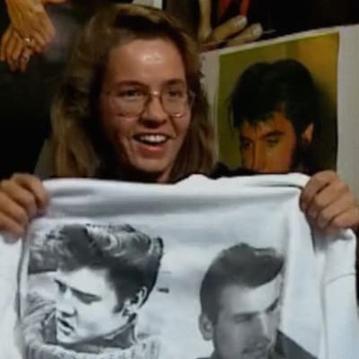 Nainen pitää käsissään Elvis-paitaa. Kuva kuvanauhalta