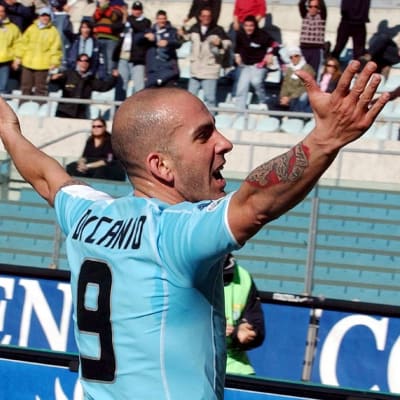 Lazion Paolo Di Canio tuulettaa katsomon edessä.