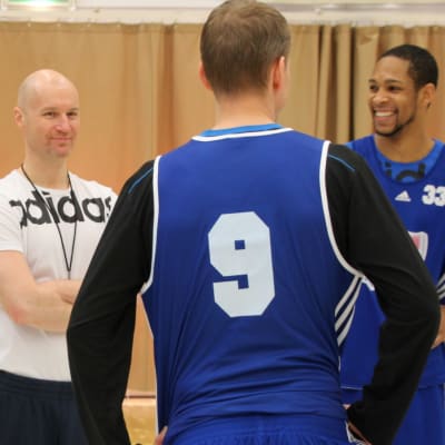 Kataja Basketin valmentaja Jukka Toijala ja joukko pelaajia harjoituksissa.