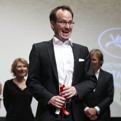 Juho Kuosmanen vastaanotti Cannesin elokuvajuhlien virallisen Un Certain Regard -kakkossarjan pääpalkinnon.